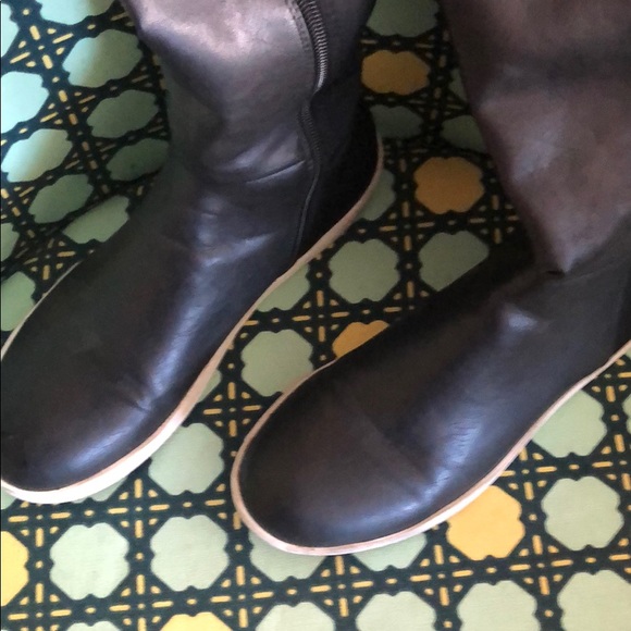 BOOTS - Picture 2 of 4